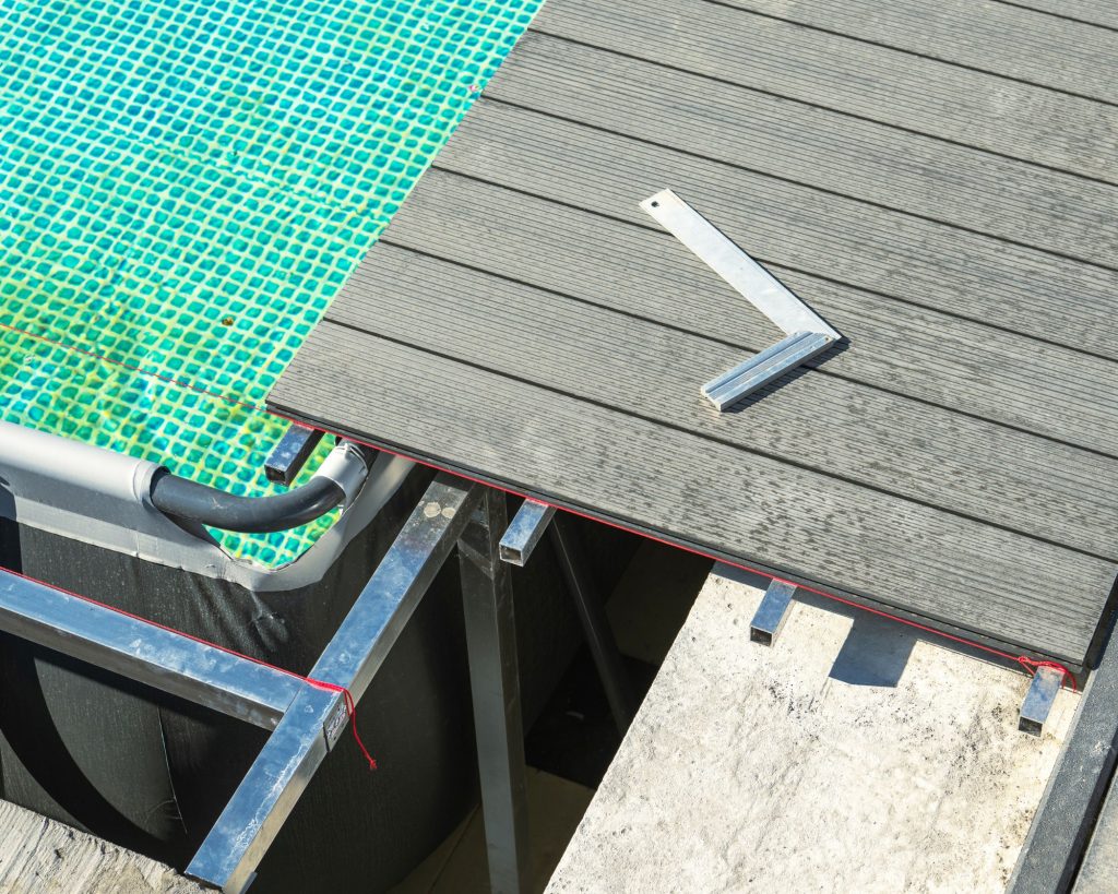 Aluminium floor for pool