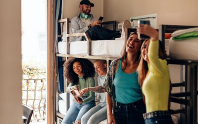 Les différences entre les auberges de jeunesse et les hôtels, et comment choisir son hébergement en fonction de son budget.