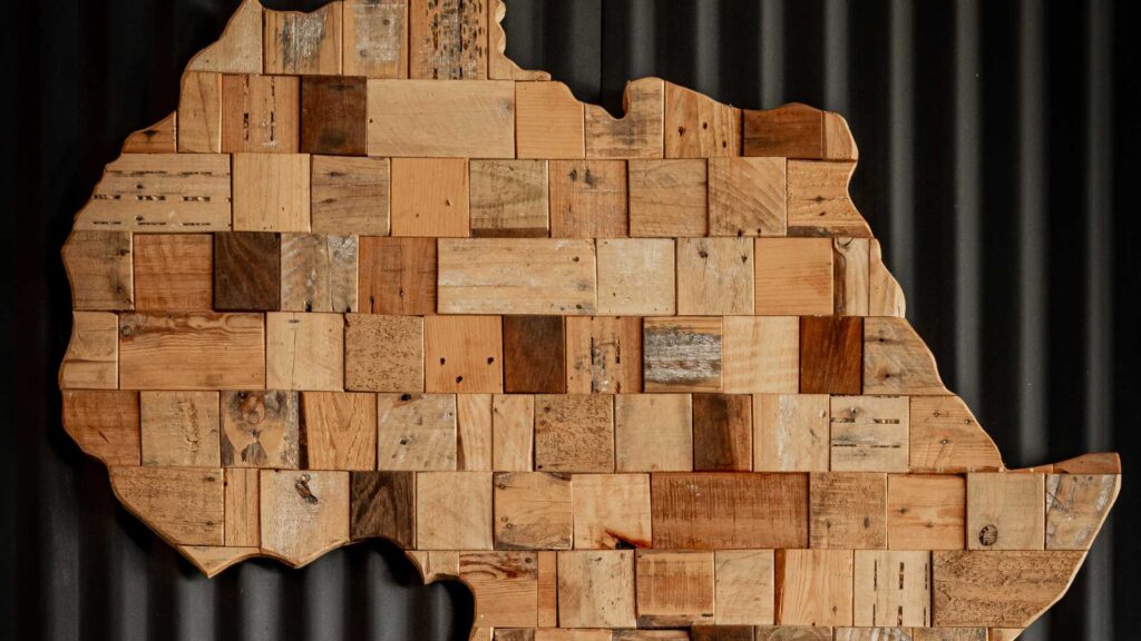 carte du monde en bois