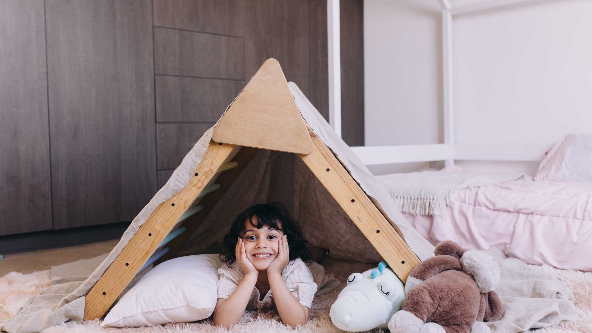 chambre d'enfant avec un tipi