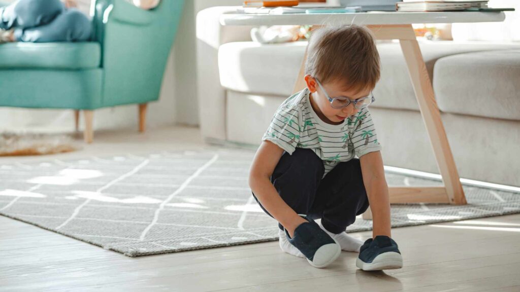 enfant avec des chaussures