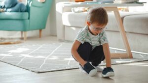 enfant avec des chaussures