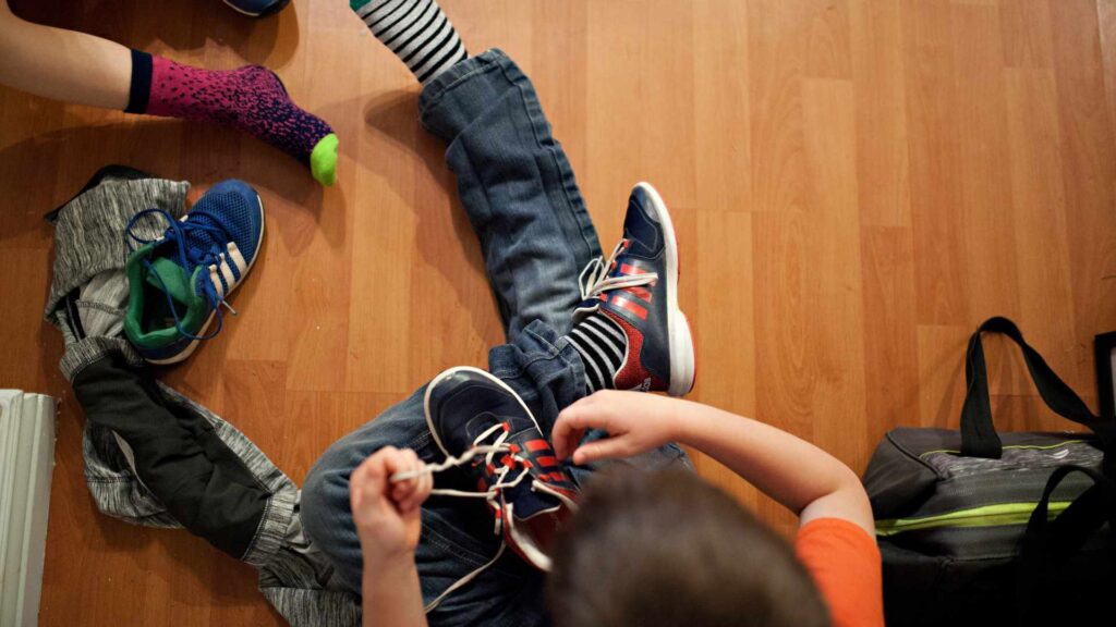 enfant qui met ses chaussures