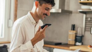 jeune au téléphone