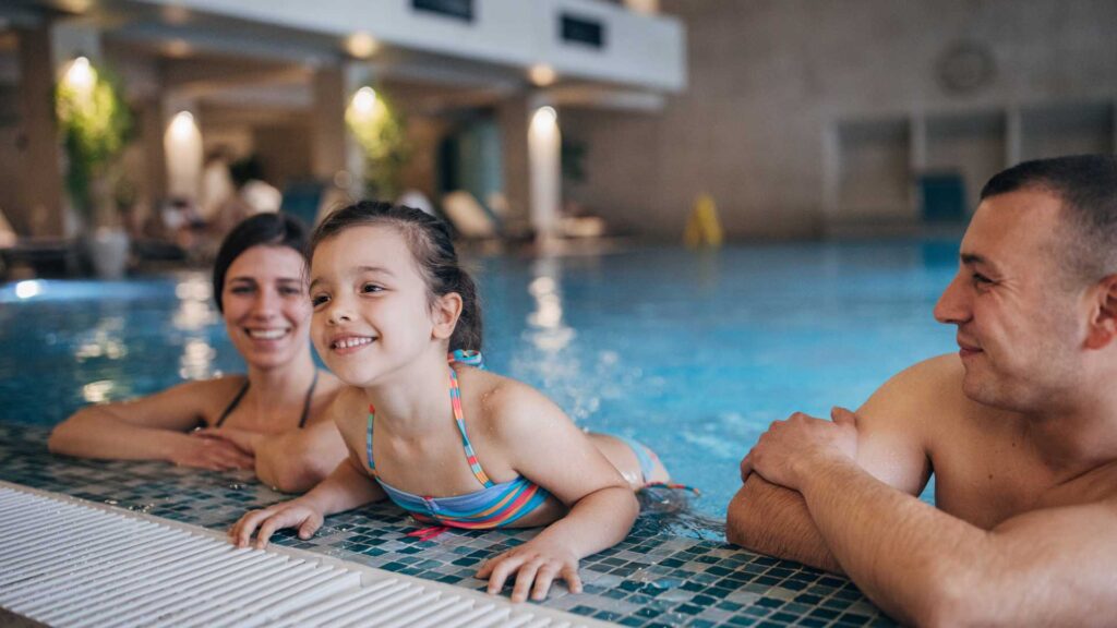 famille piscine de l'hôtel 