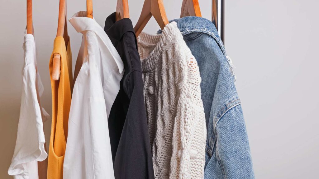 Portant avec des vêtements
