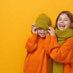 enfants avec des vêtements orange