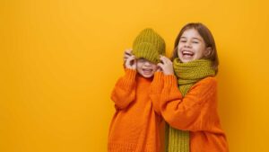 enfants avec des vêtements orange