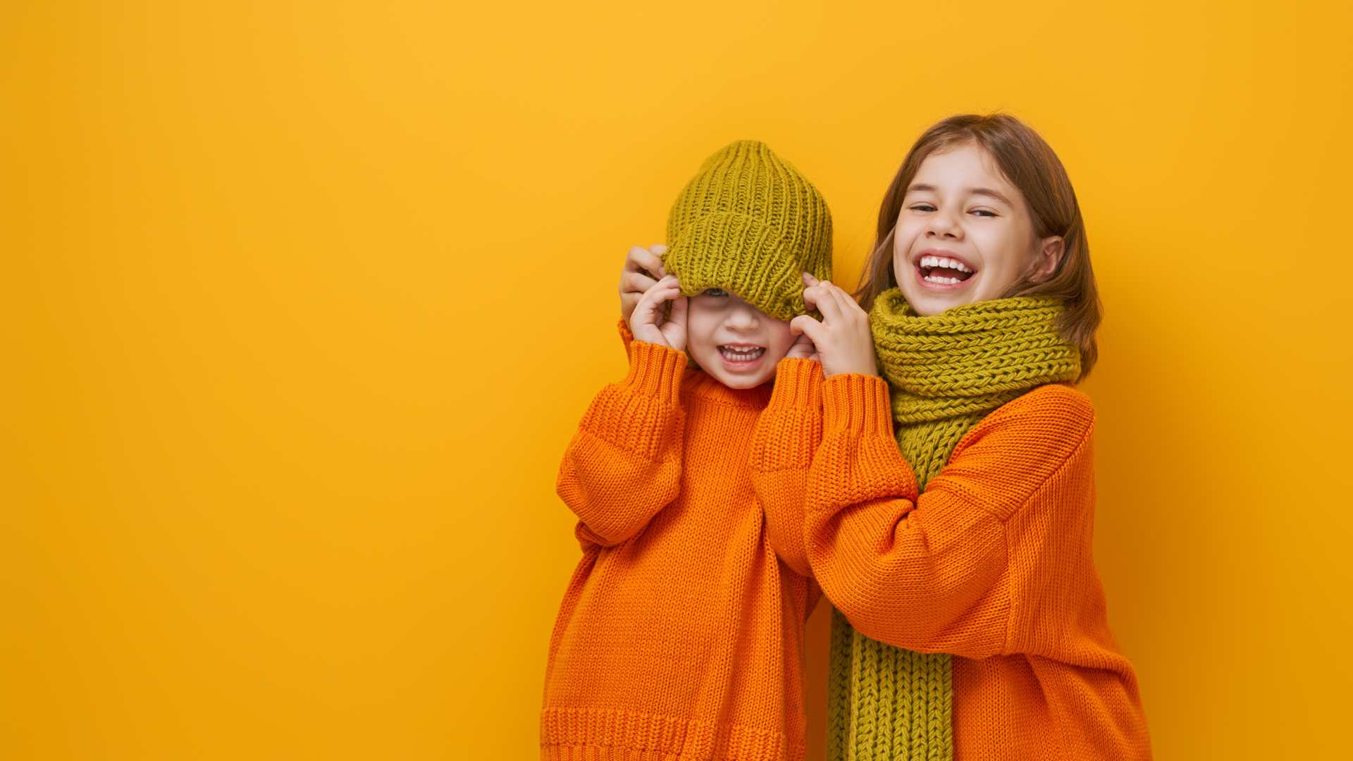 enfants avec des vêtements orange