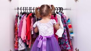 petite fille qui choisit ses vêtements