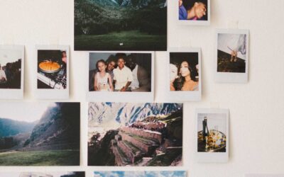 Créer un mur de souvenirs de voyages.