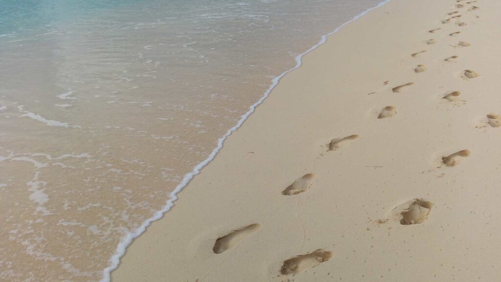 empreinte de pied sur le sable 