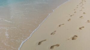 empreinte de pied sur le sable