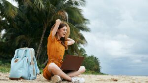 femme qui travail sur la plage