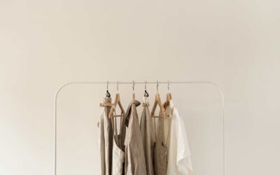 Les essentiels de la garde-robe pour voyager léger.