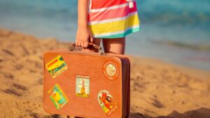 enfant avec une valise